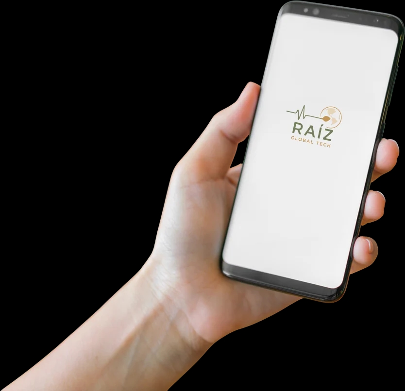 Mano sosteniendo un teléfono con la app Raiz